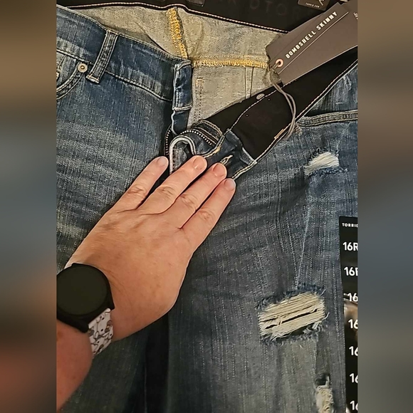 Torrid Bombshell - Picture 2 of 2